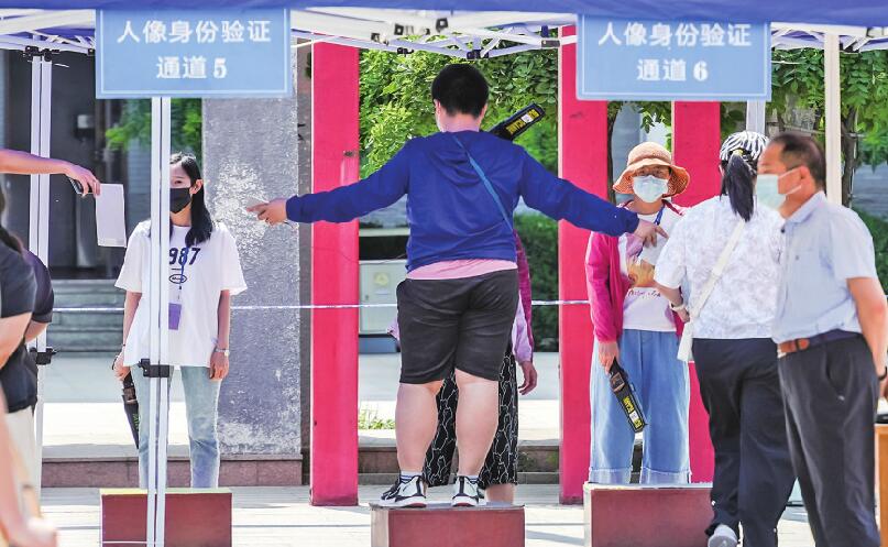 考场上的巨人 一位2米3高考生的故事高考考场多远不能施工